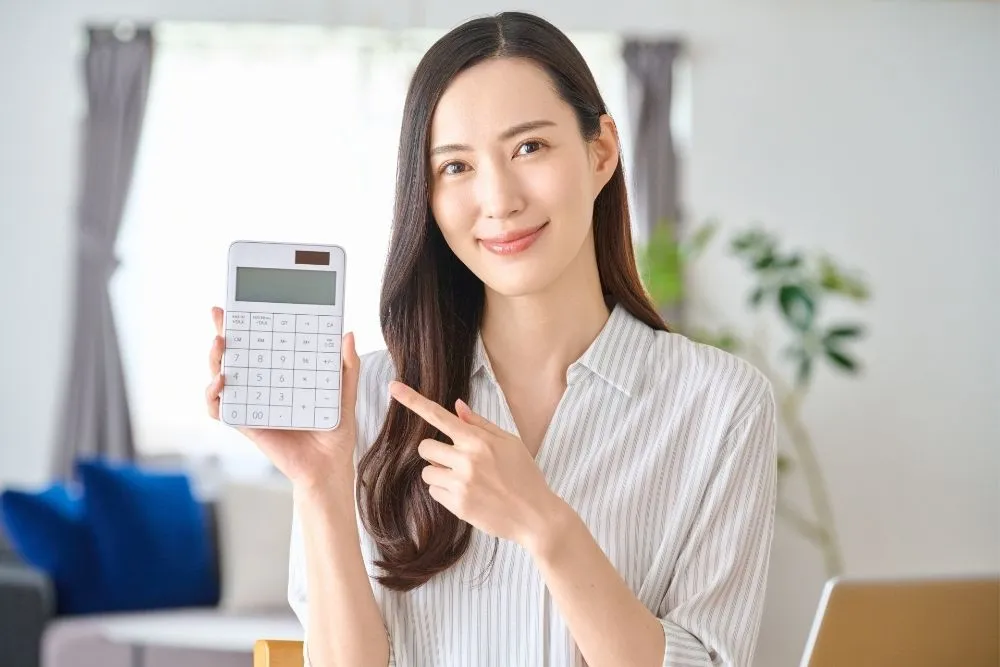 電卓を見せる女性