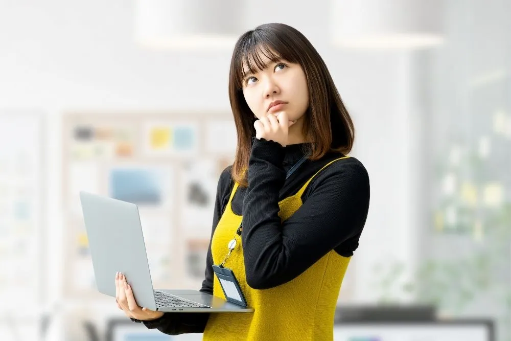 考える女性