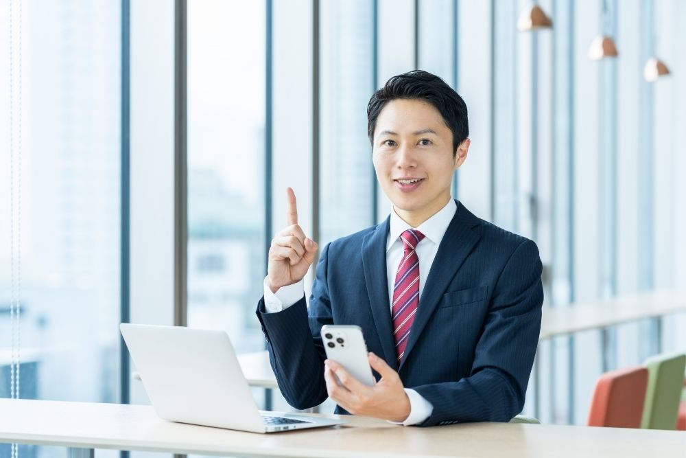指を立てる男性
