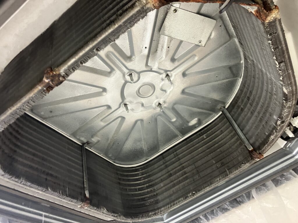 alt="天カセ4方向熱交換器(全体)洗浄前"