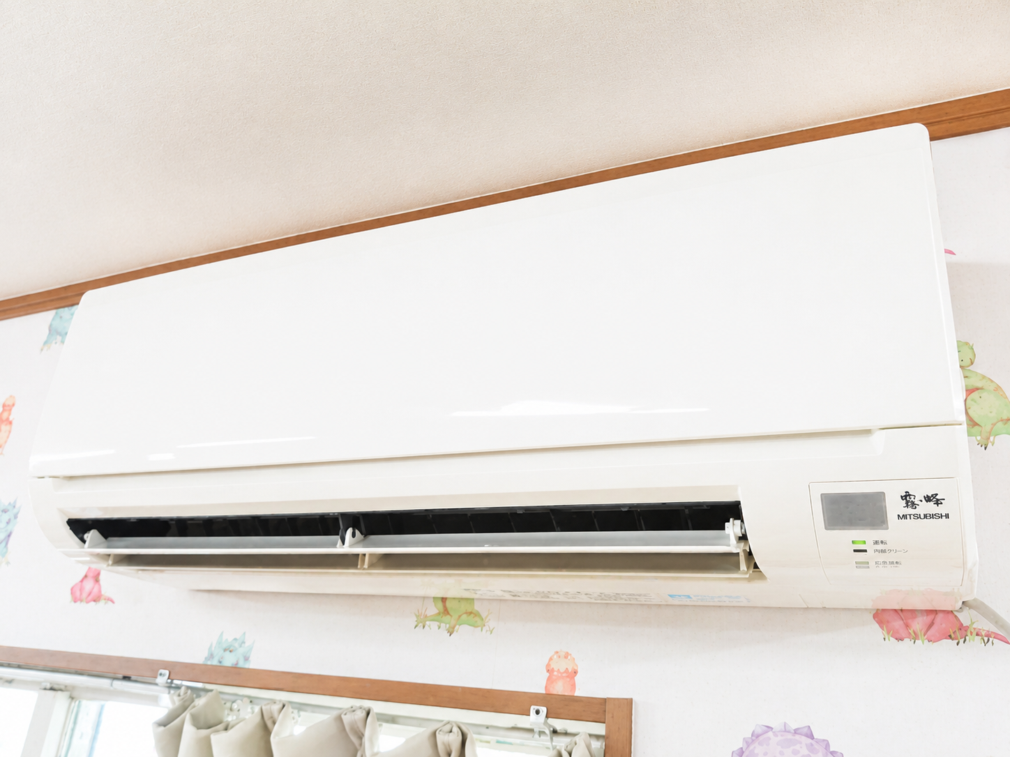 保育室内壁掛けエアコン
