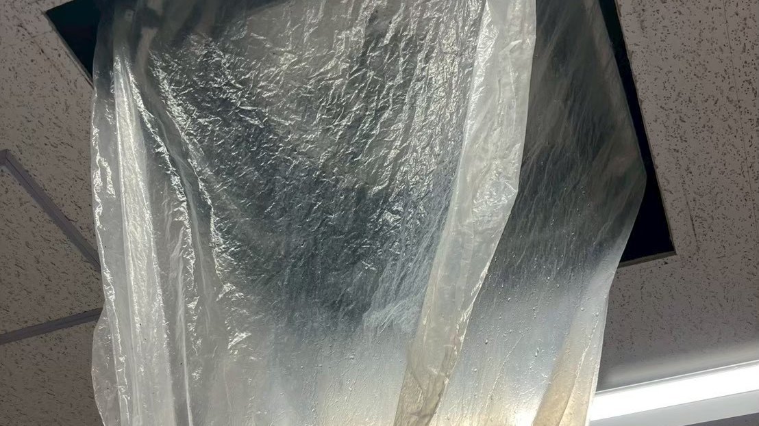 天井からの養生シートを設置した作業中の様子