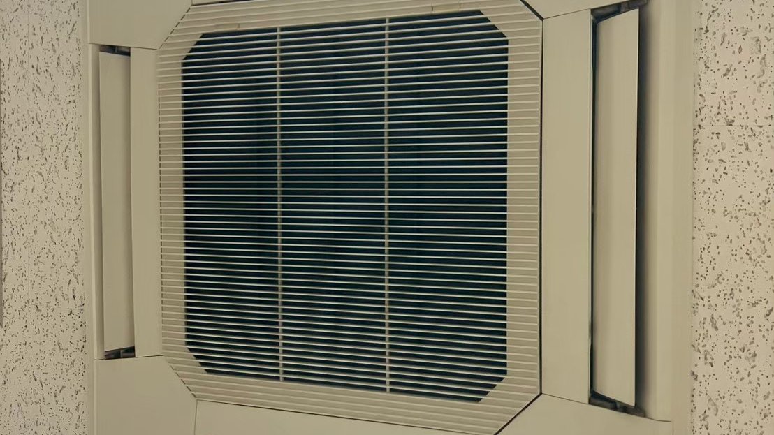 天井カセット形の業務用エアコン