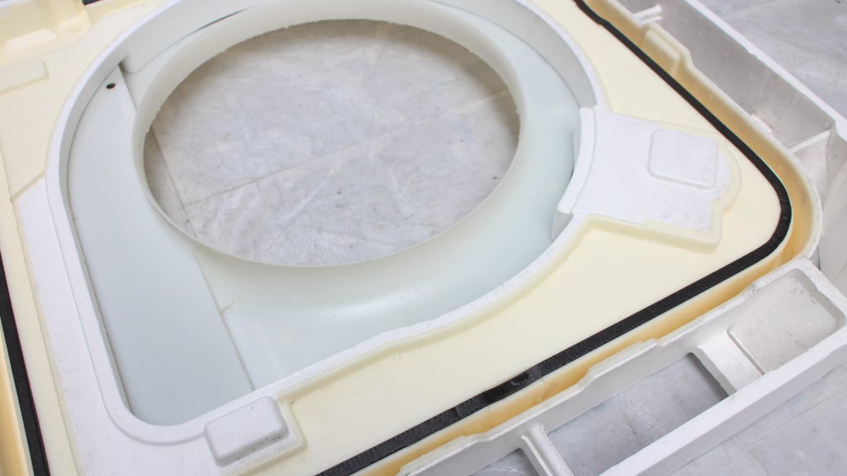 クリーニング後のきれいになった業務用エアコンのドレンパン