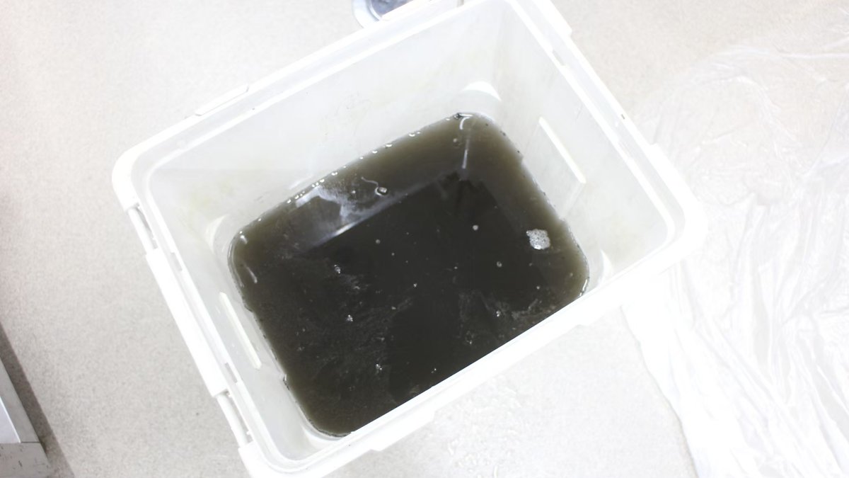 業務用エアコンのクリーニングで出た真っ黒な汚水